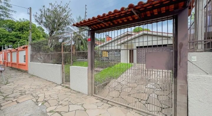 Casa de 3 dormitórios, 1 suíte e 3 vagas de garagem, bairro Ipanema.