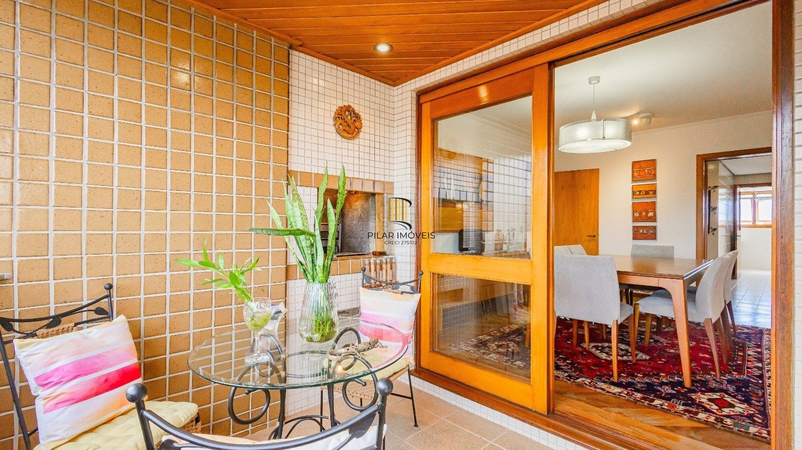 Apartamento com três quartos e três vagas, no bairro Bela Vista