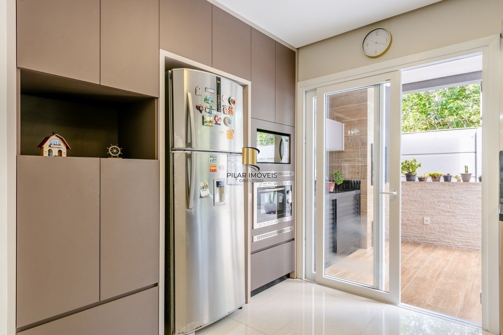 Casa em Condomínio com 228m² e 3 dormitórios, 1 suíte, 3 vagas no bairro Sarandi