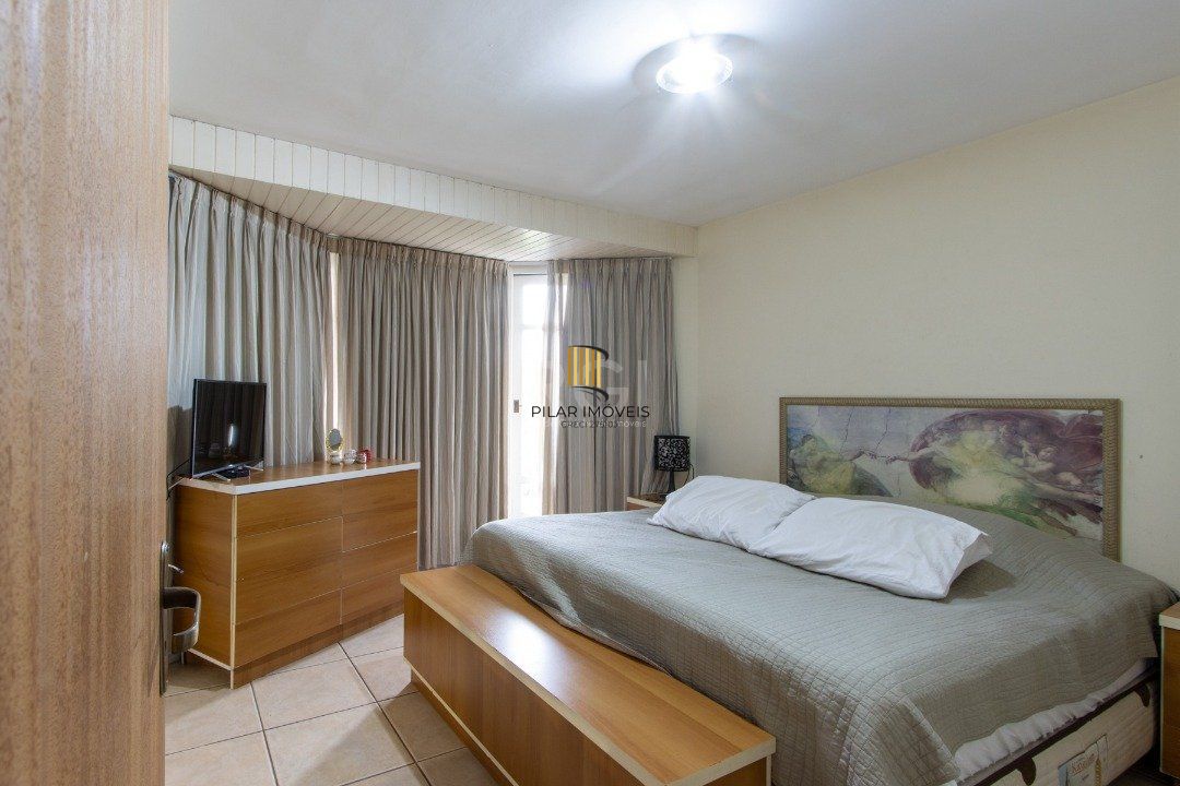 Casa 4 dormitórios no bairro Hípica