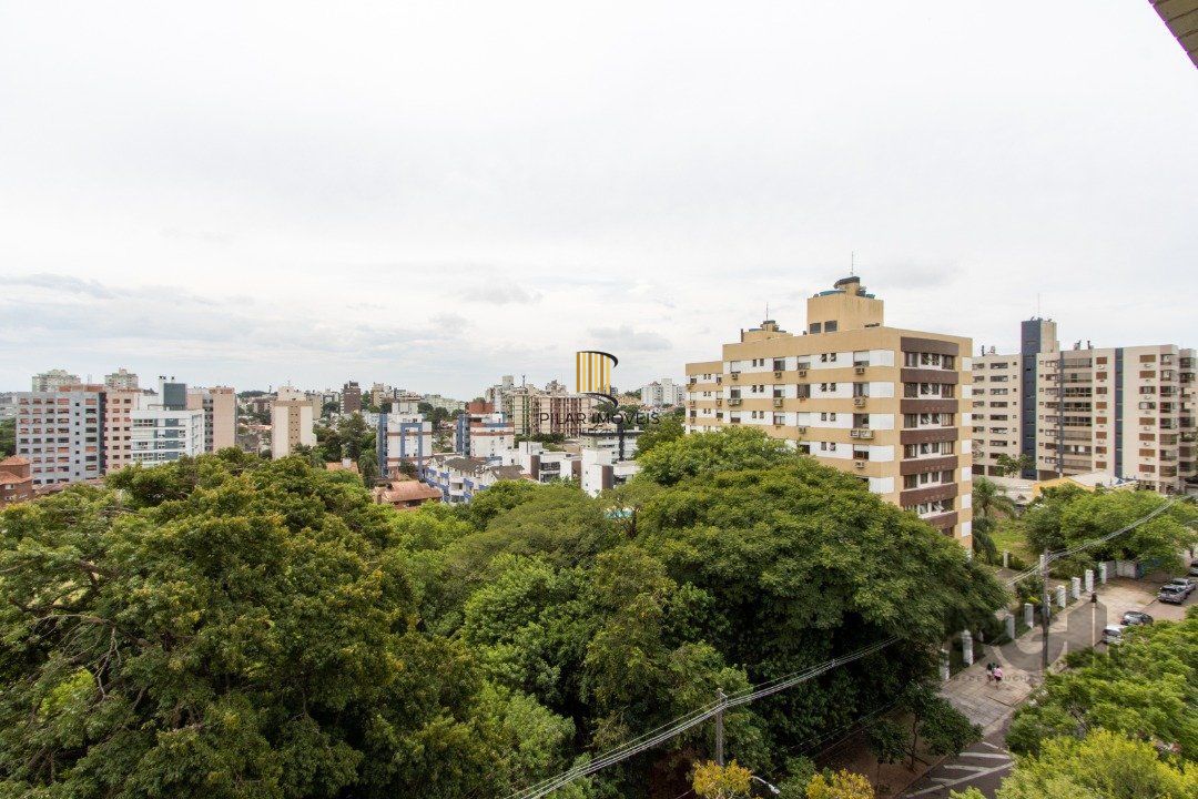 Apartamento possui 3 dormitórios, sendo 1 suíte, semi-mobiliado, com 107,27m² de área privativa, living para 2 ambientes, espaço gourmet com churrasqueira, cozinha com área de serviço; 2 vagas simples de garagem