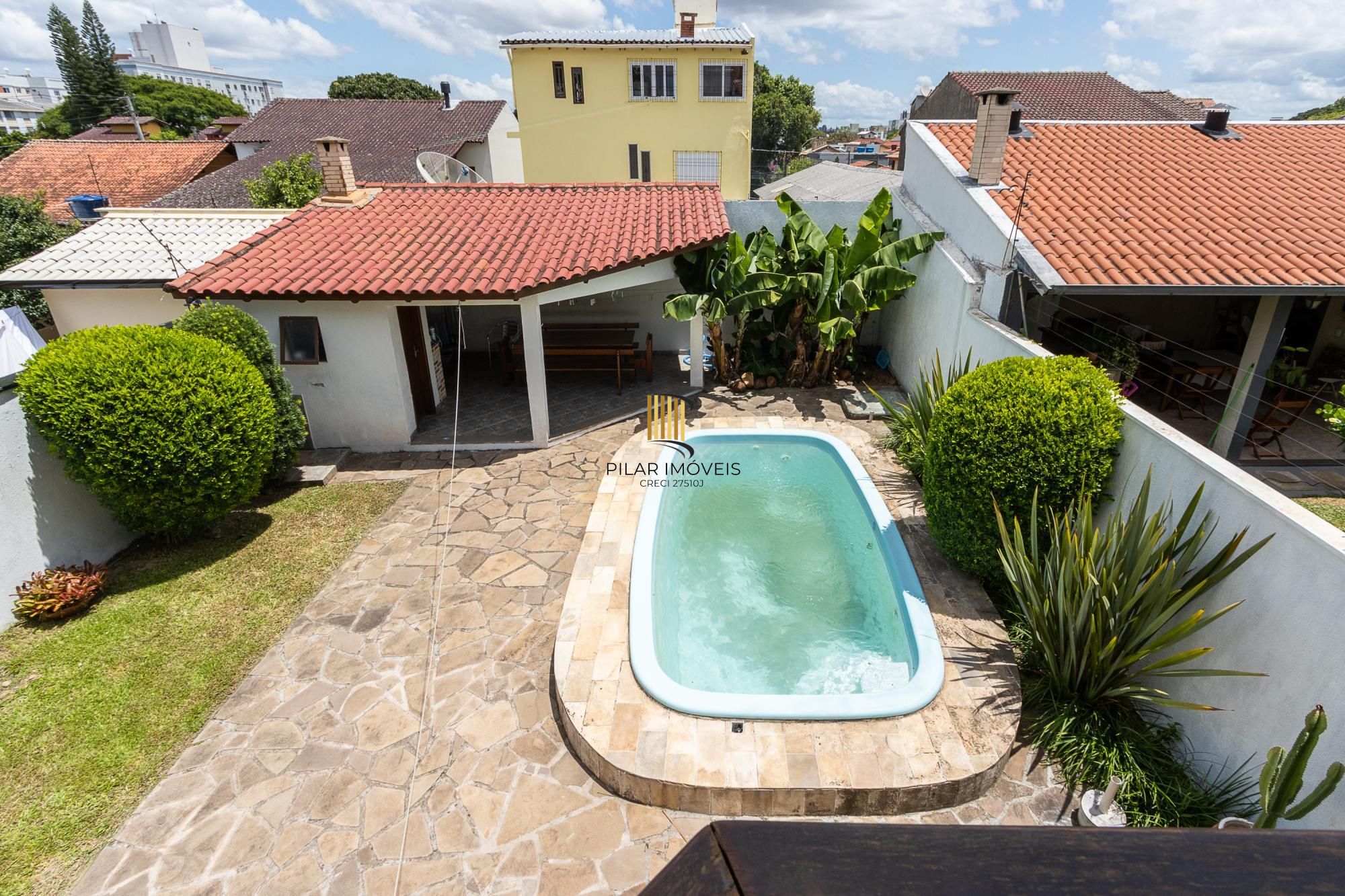 Sobrado, 3 quartos, 2 vagas, pátio com piscina - Bairro Nonoai