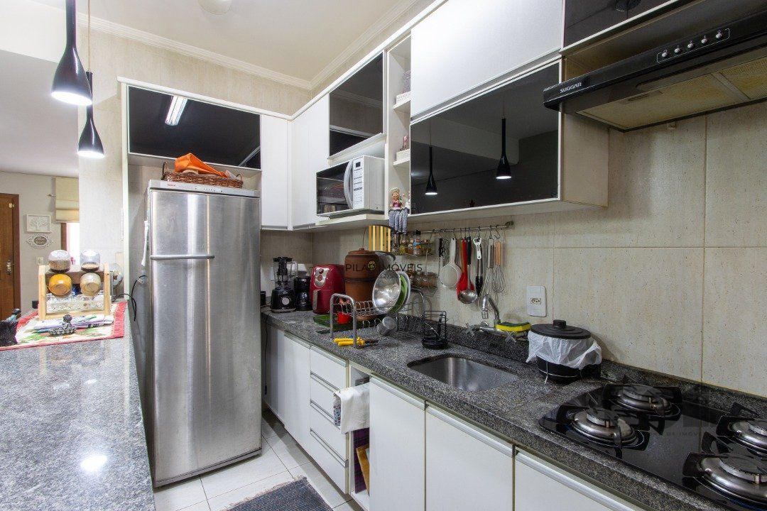 Sobrado com 2 dormitórios, com churrasqueira, lareira, pátio, na Zona Sul.