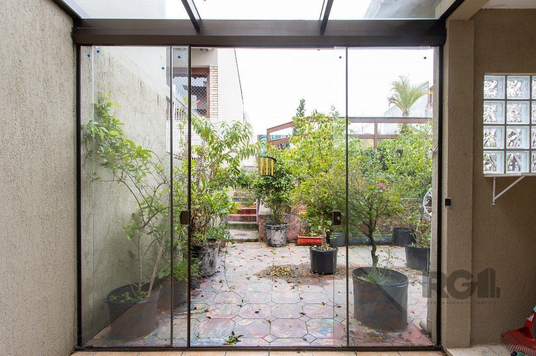Casa de alvenaria, 3 dormitórios, 1 suíte e pátio com piscina, bairro Espírito Santo.