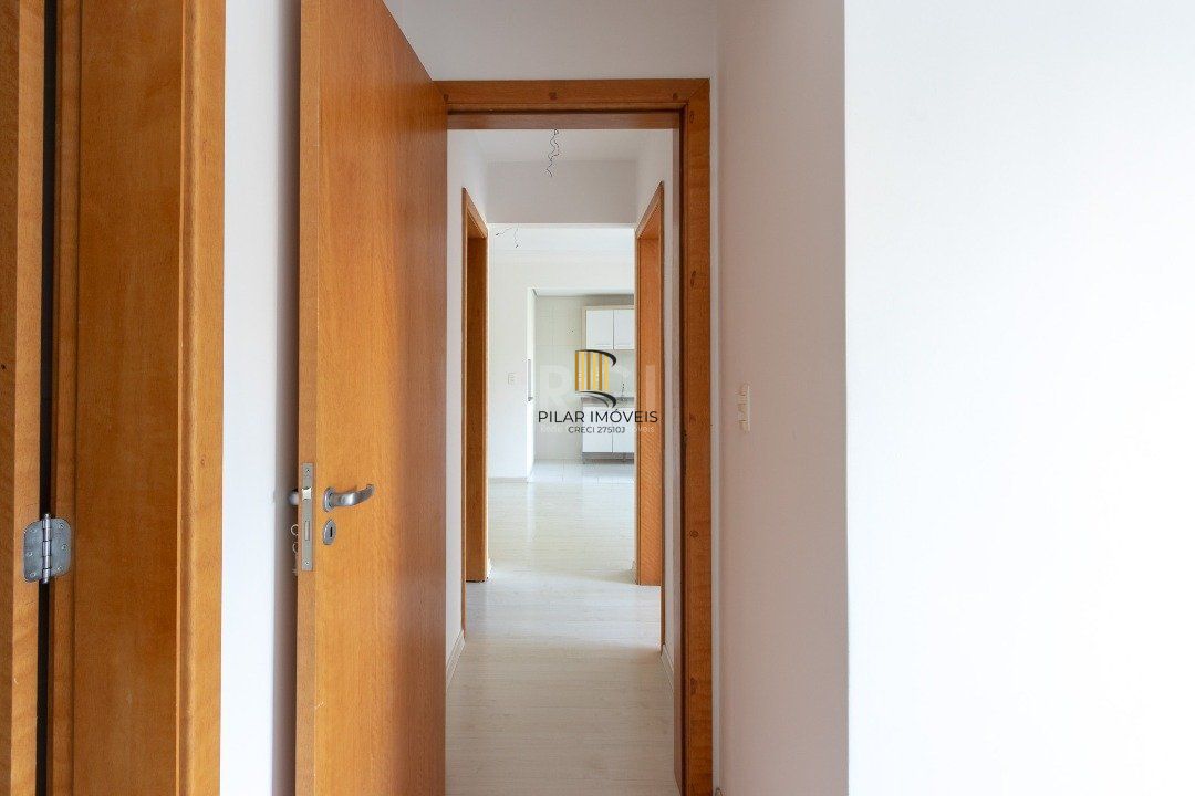 Apartamento de dois dormitórios, uma suíte, living, cozinha com churrasqueira, área de serviço, banheiro social e uma vaga de garagem.