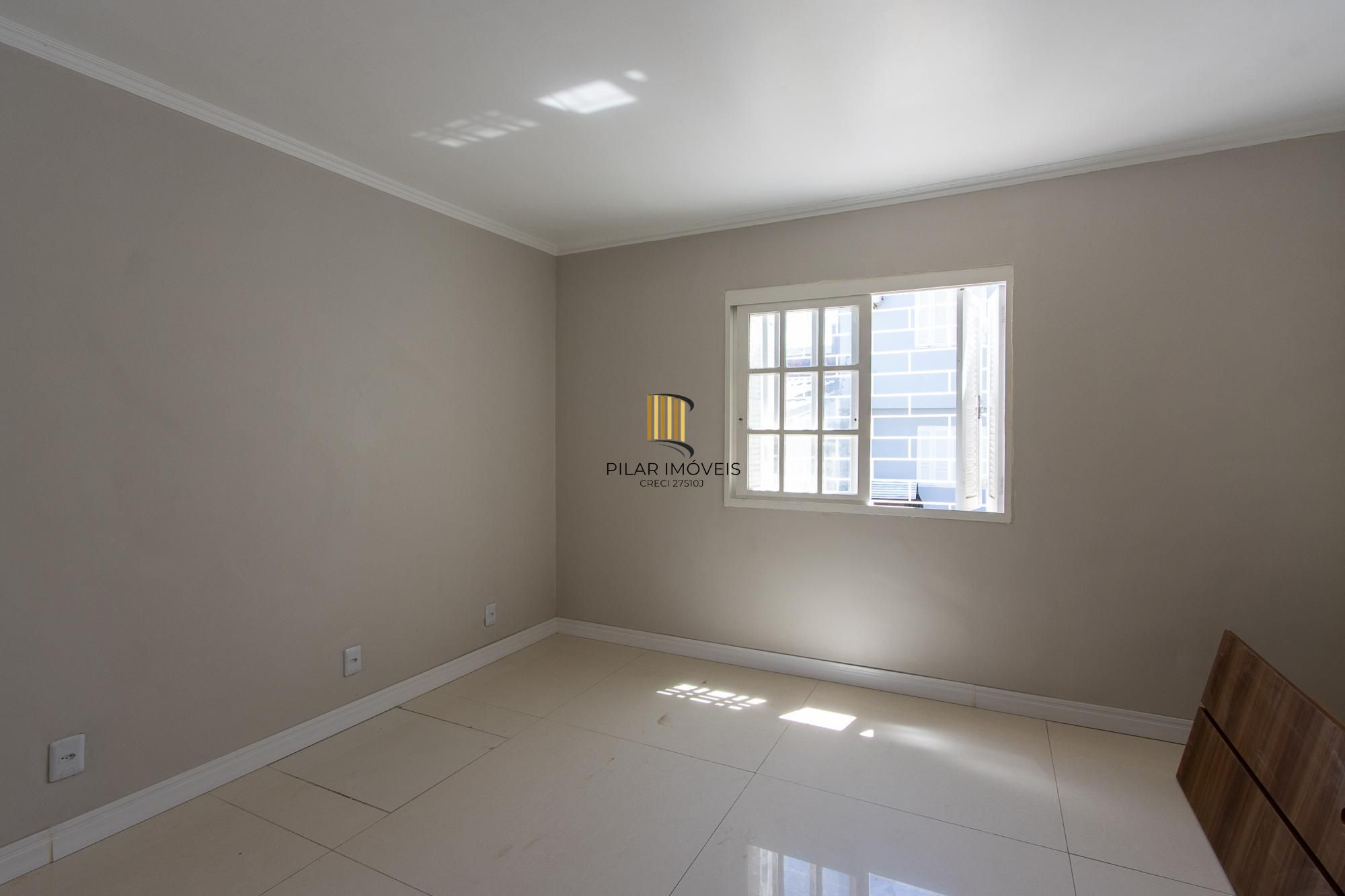 Casa de alvenaria, com 3 quartos, 1 suíte e 3 vagas de garagem.