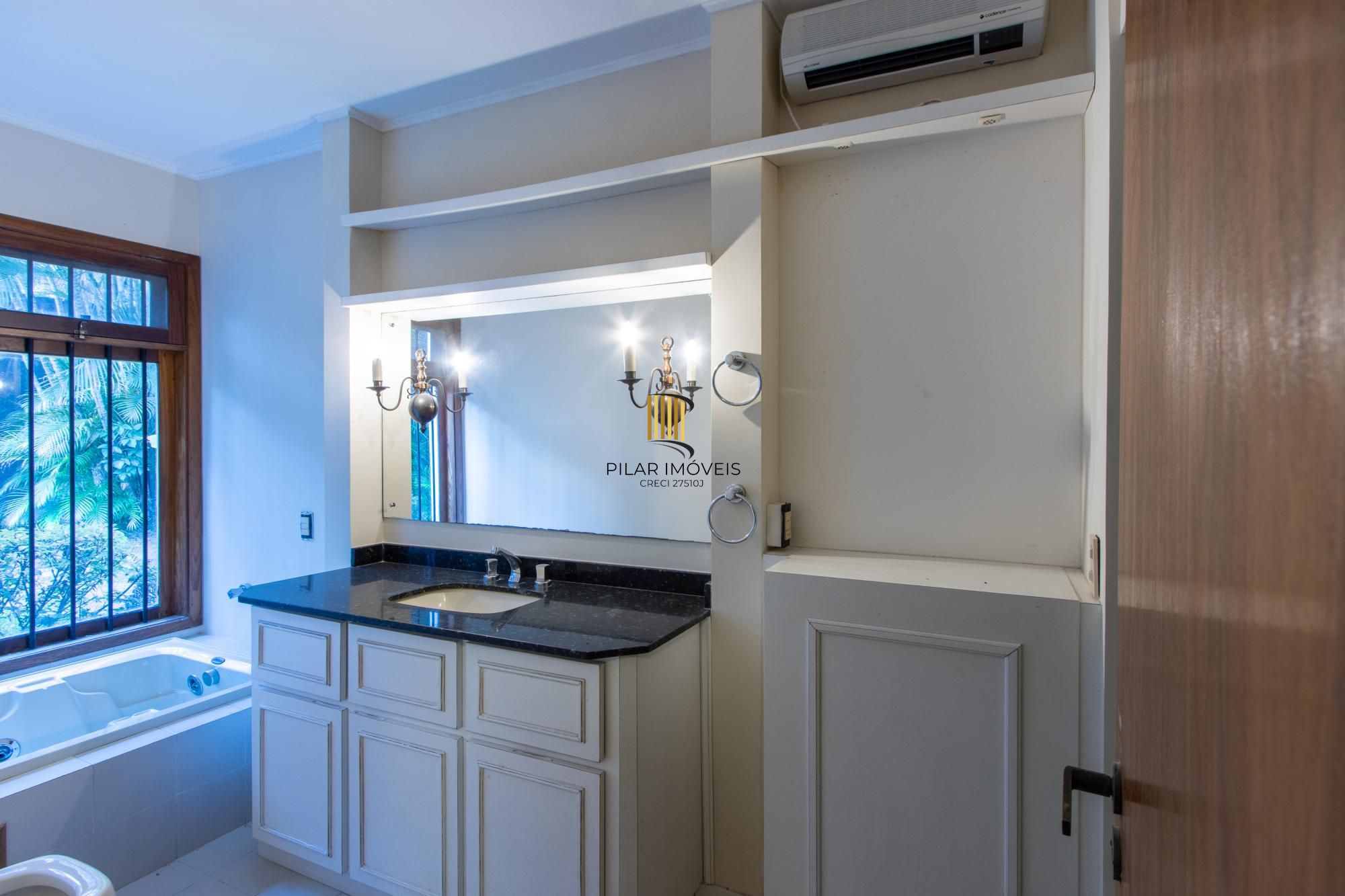 Excelente Casa em Condominio Fechado com 440,60m Dormitórios, sendo 2 Suítess
