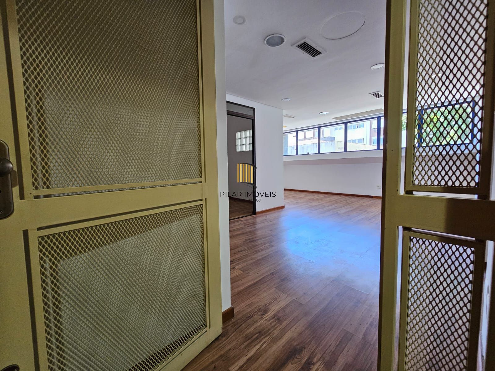 Conjunto comercial na Rua Quintino Bocaíuva