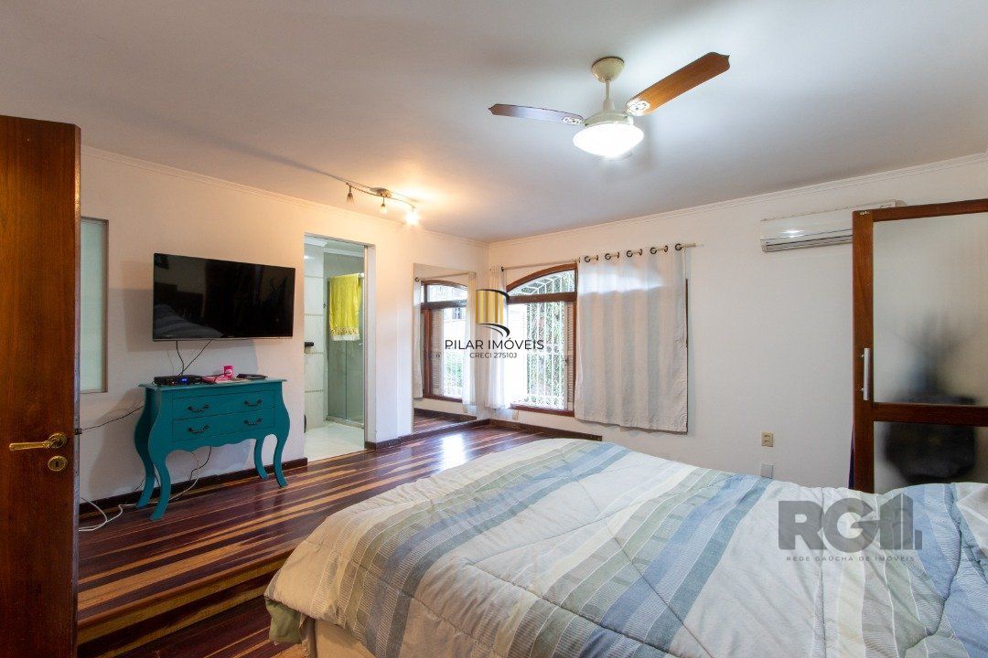 Casa no bairro Cristal, Possui 4 dormitórios, sendo 1suíte, closet e banheira de hidromassagem, com possibilidade de um podendo 1 dormitórios extra.