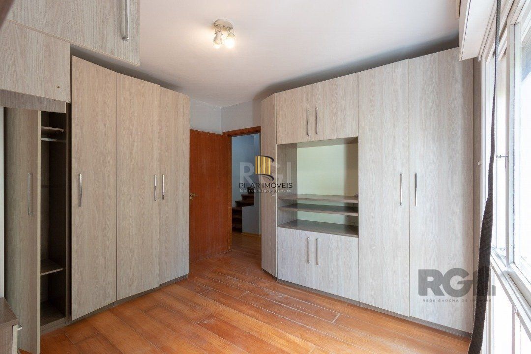 Casa em condomínio com 3 dormitórios, 3 banheiros no bairro Cristal