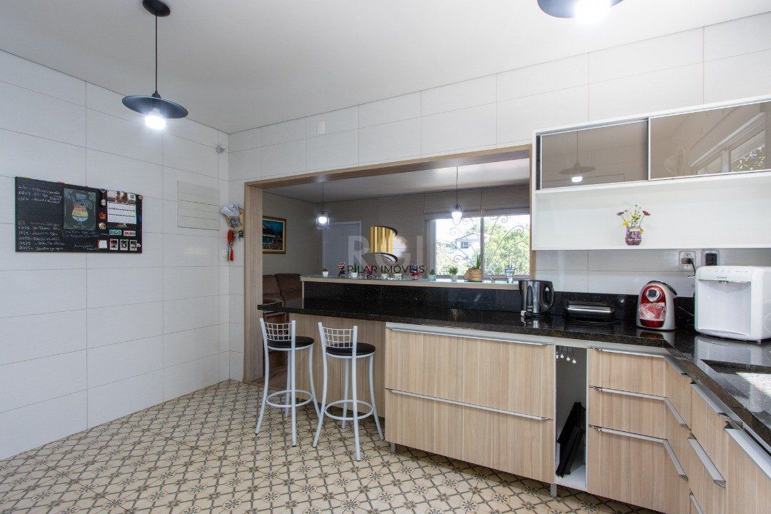 Sobrado à venda no Bairro Medianeira, reformado, 3 quartos, lareira, churrasqueira, 3 vagas