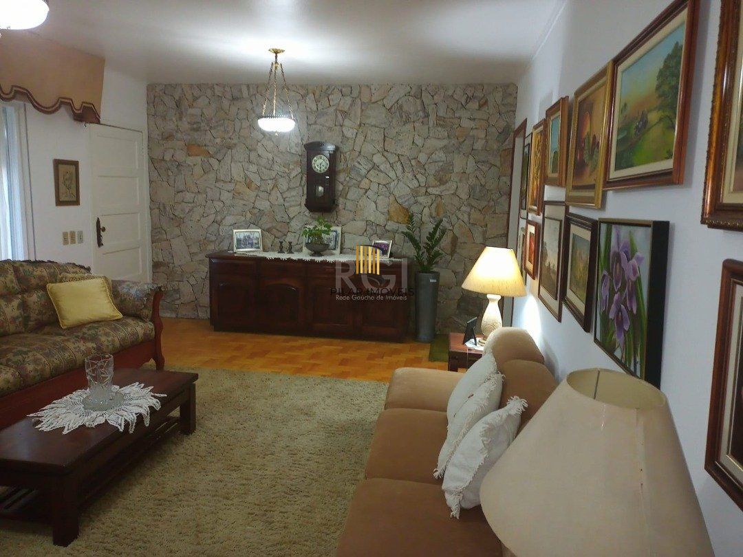 Casa para Venda - 220m², 3 dormitórios, sendo 1 suites, 1 vaga - Camaquã