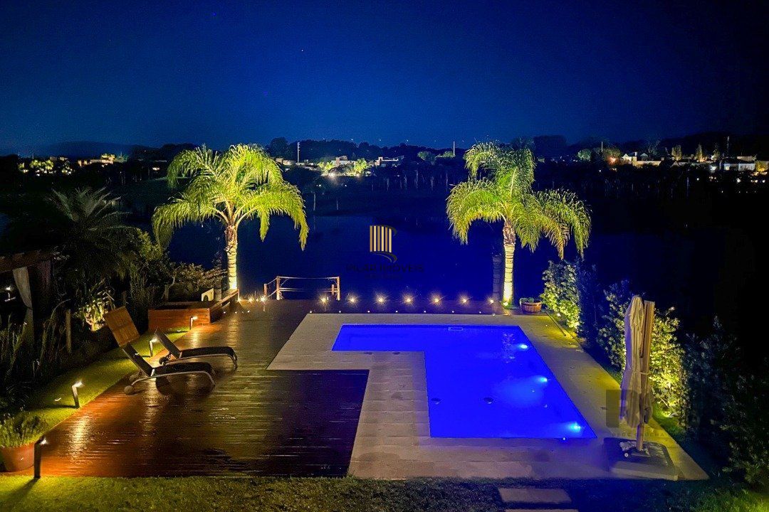 casa com  3 suítes no piso superior, mais 1 suíte no primeiro pavimento.