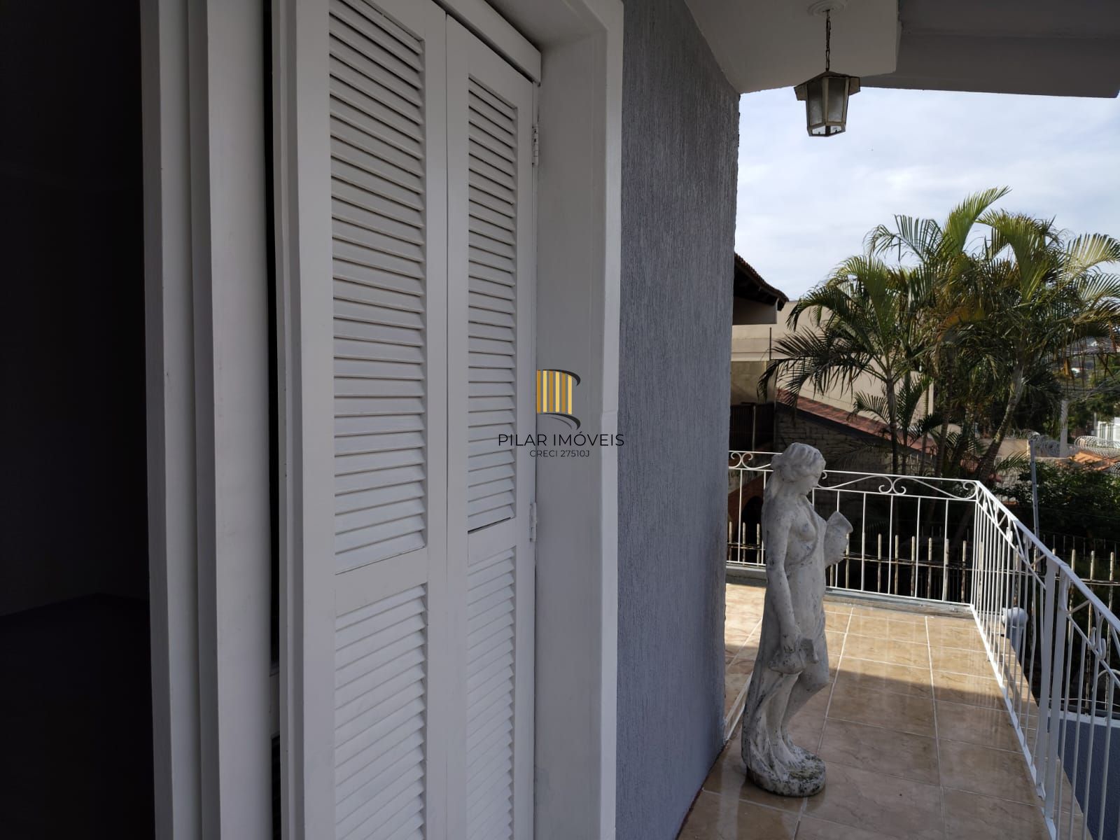 Casa de alvenaria, com 3 quartos, 1 suíte e 3 vagas de garagem.