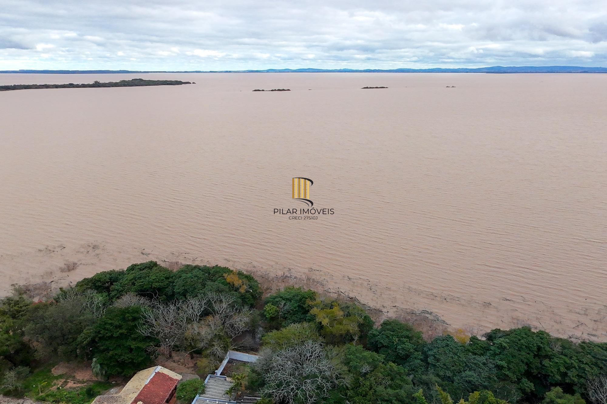 Terreno com edificações para múltiplos negócios lucrativos.