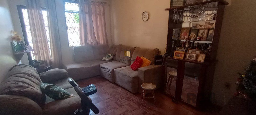 Casa de 3 dormitórios com piscina no Bairro Cristal.