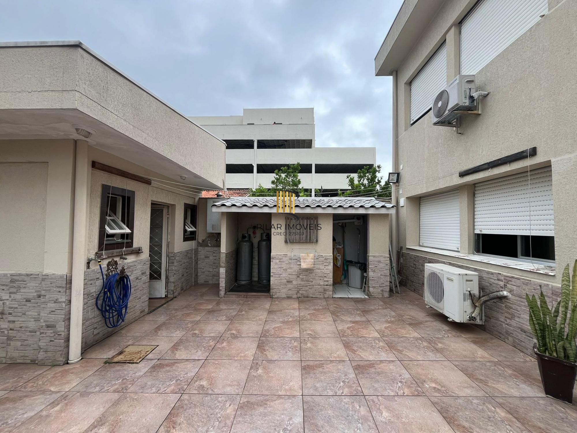 Duas casas no mesmo terreno – conforto, espaço e excelente localização!