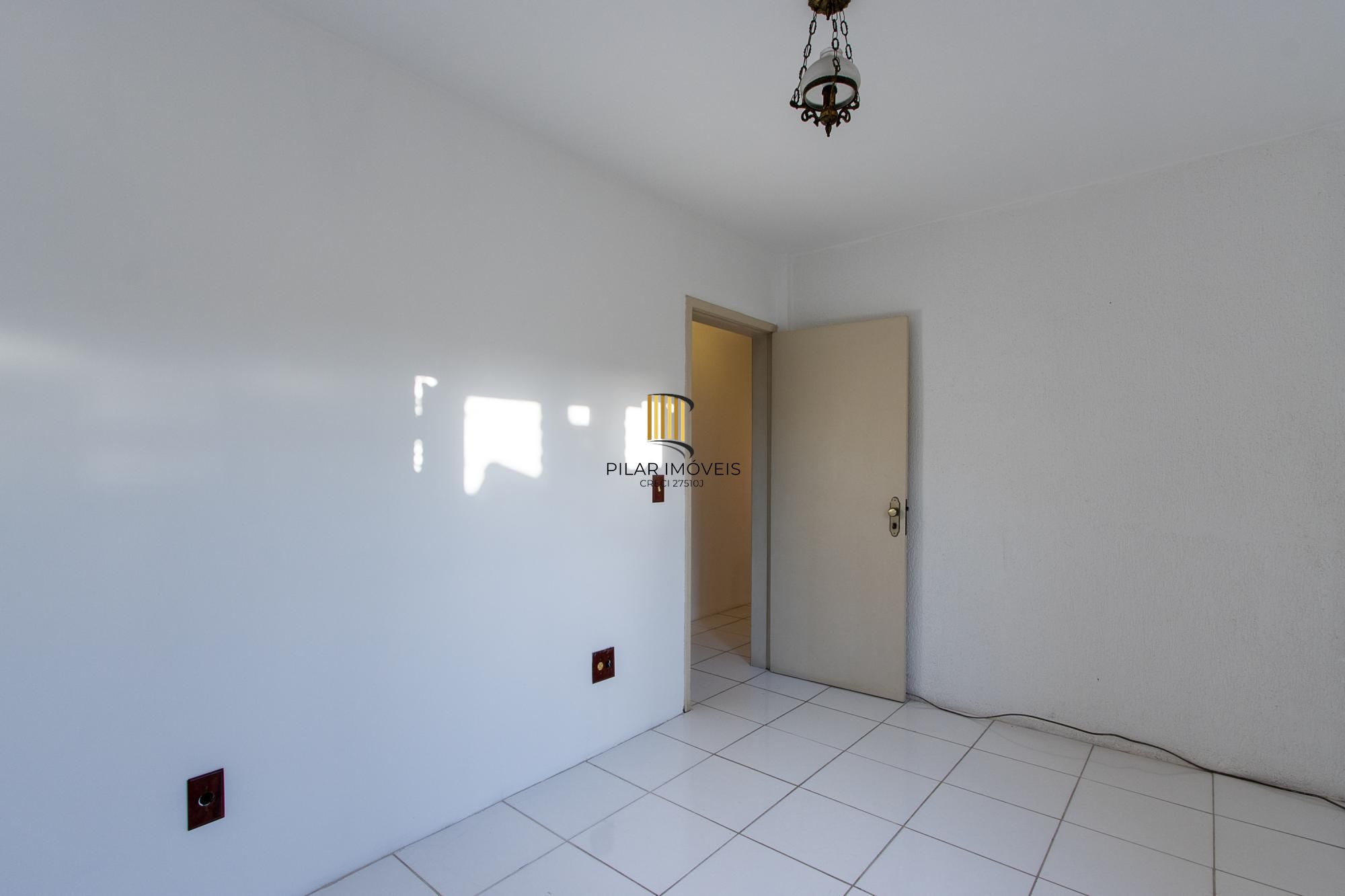Casa de condomínio, 3 dormitórios, 1 suíte, 1 vaga coberta, no bairro Cristal.