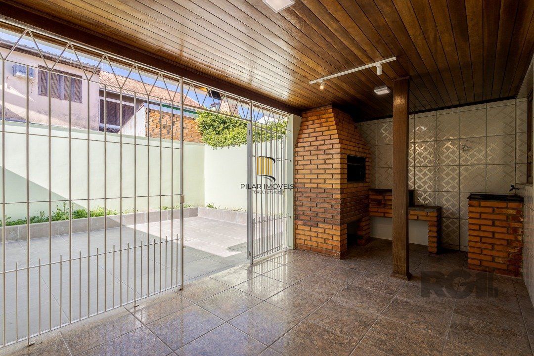 Casa 103m² - 3 dormitórios, 1 suíte, piscina, 2 vagas no bairro Hípica