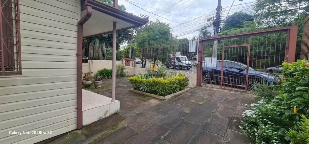 Casa com 2 dormitórios e 2 banheiros, área privativa de 100m²