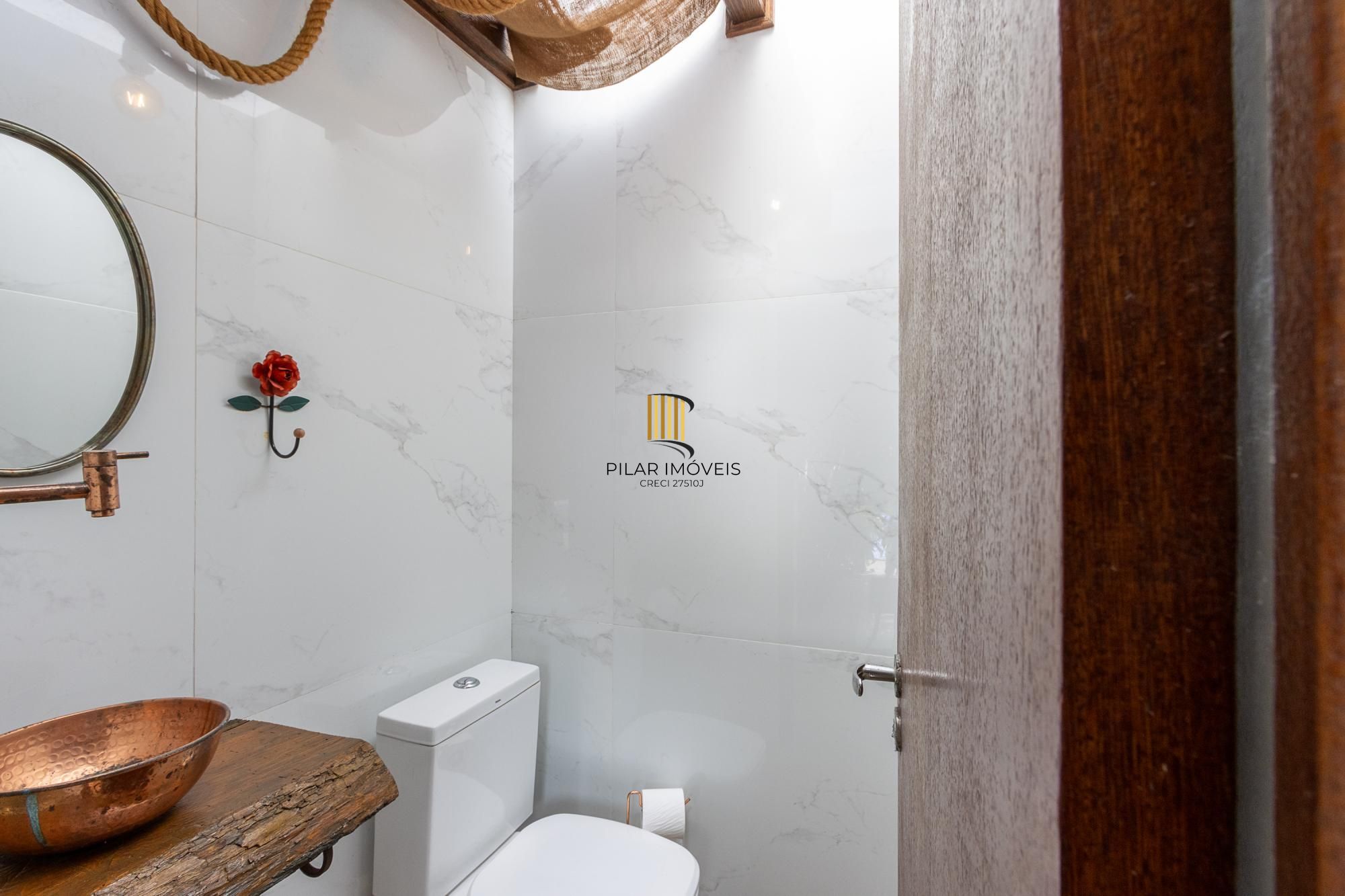 Casa térrea, 2 dormitórios, 1 suíte e 2 vagas no bairro Aberta dos Morros.