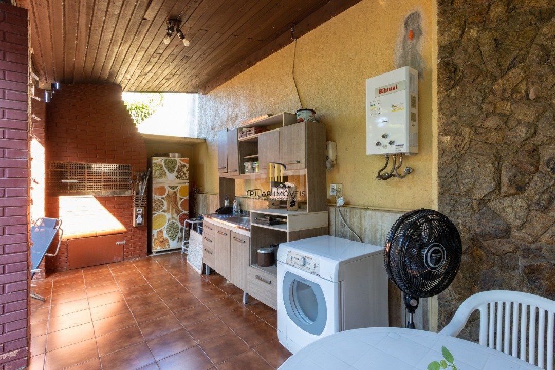 Sobrado com 345m² privativos, 3 suites, 2 vagas, churrasqueira. pátio com piscina - Bairro Cristal