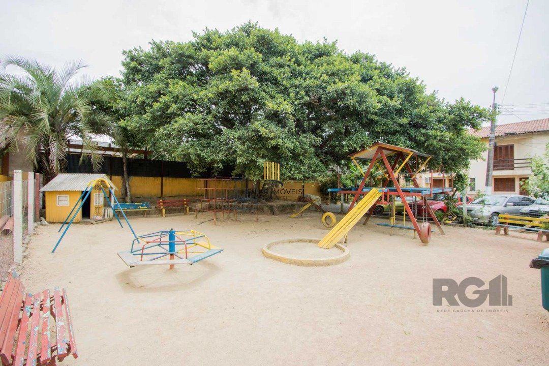 Casa em Condomínio na Zona Sul, no bairro Hípica, com 2 dormitórios, living para dois ambientes, cozinha mobiliada, lavabo