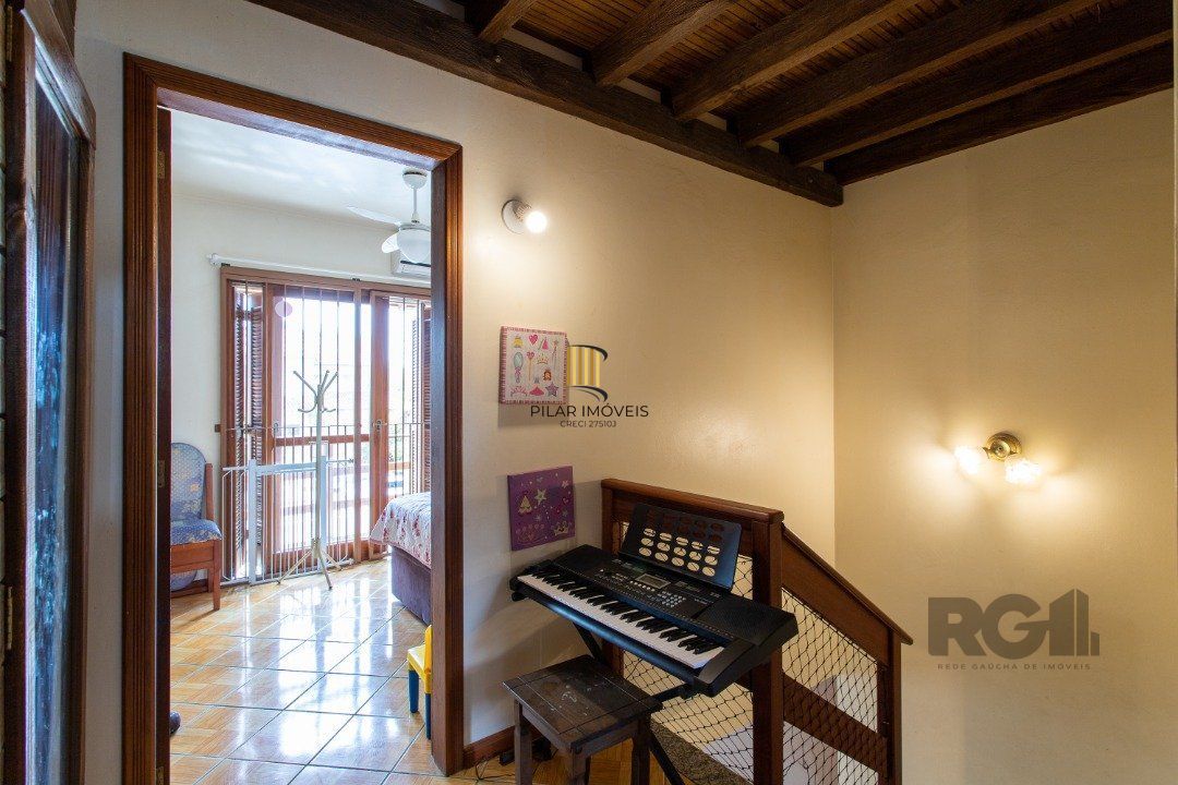 A casa possui 78m² de área construída, com um adicional de 20m²