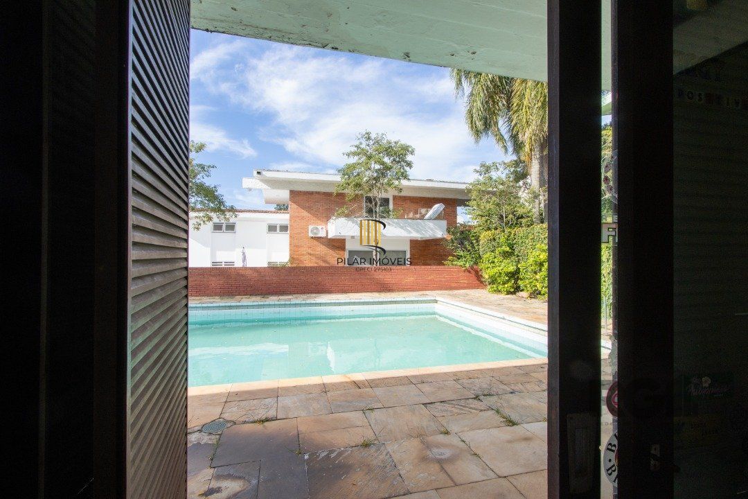 Casa com 724 m² privativos, 4 dormitórios sendo 4 suítes, 6 vagas sendo 3 cobertas