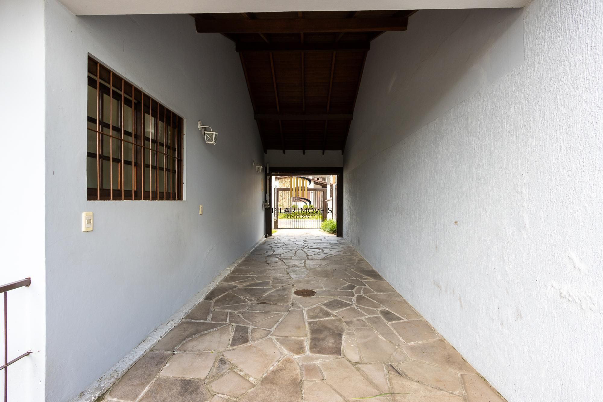 Sobrado, 3 quartos, 2 vagas, pátio com piscina - Bairro Nonoai