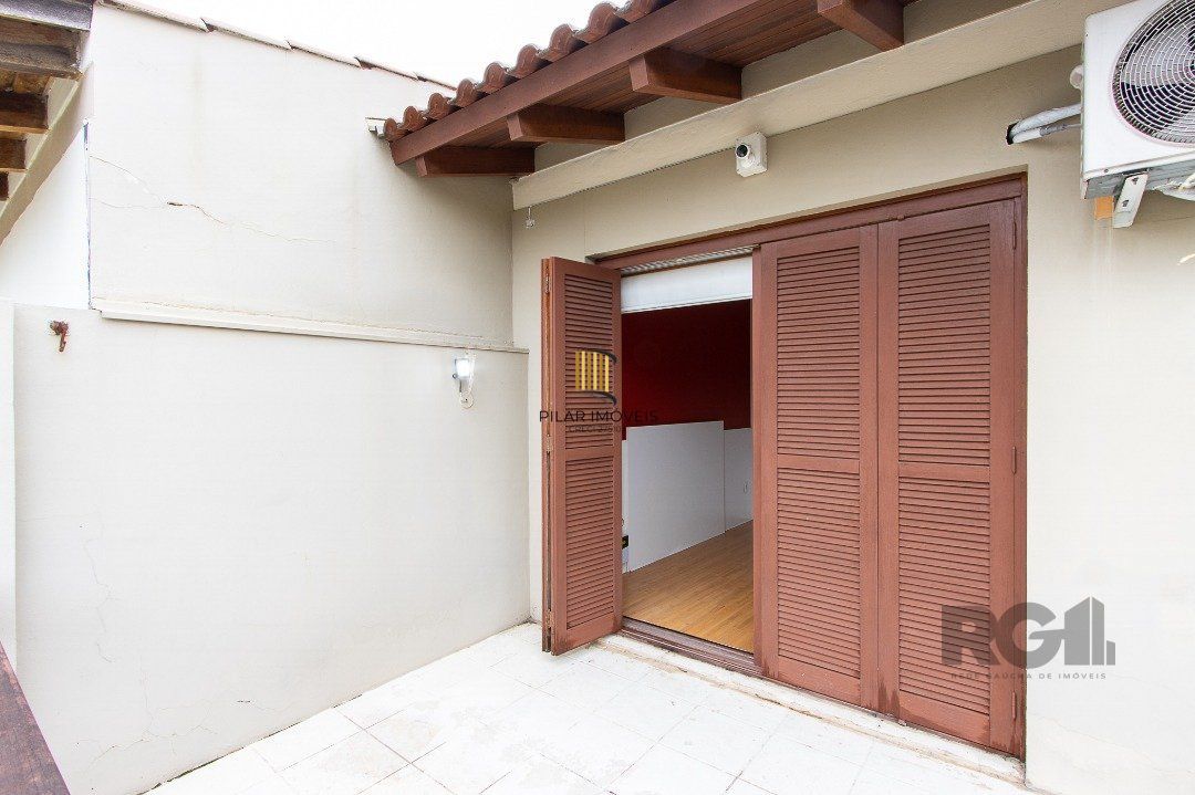 Casa de alvenaria, 3 dormitórios, 1 suíte e pátio com piscina, bairro Espírito Santo.