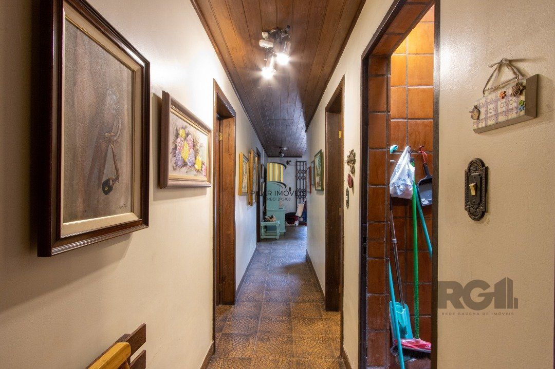 Casa para Venda - 500m², 4 dormitórios, sendo 1 suites, 4 vagas - Coronel Aparício Borges
