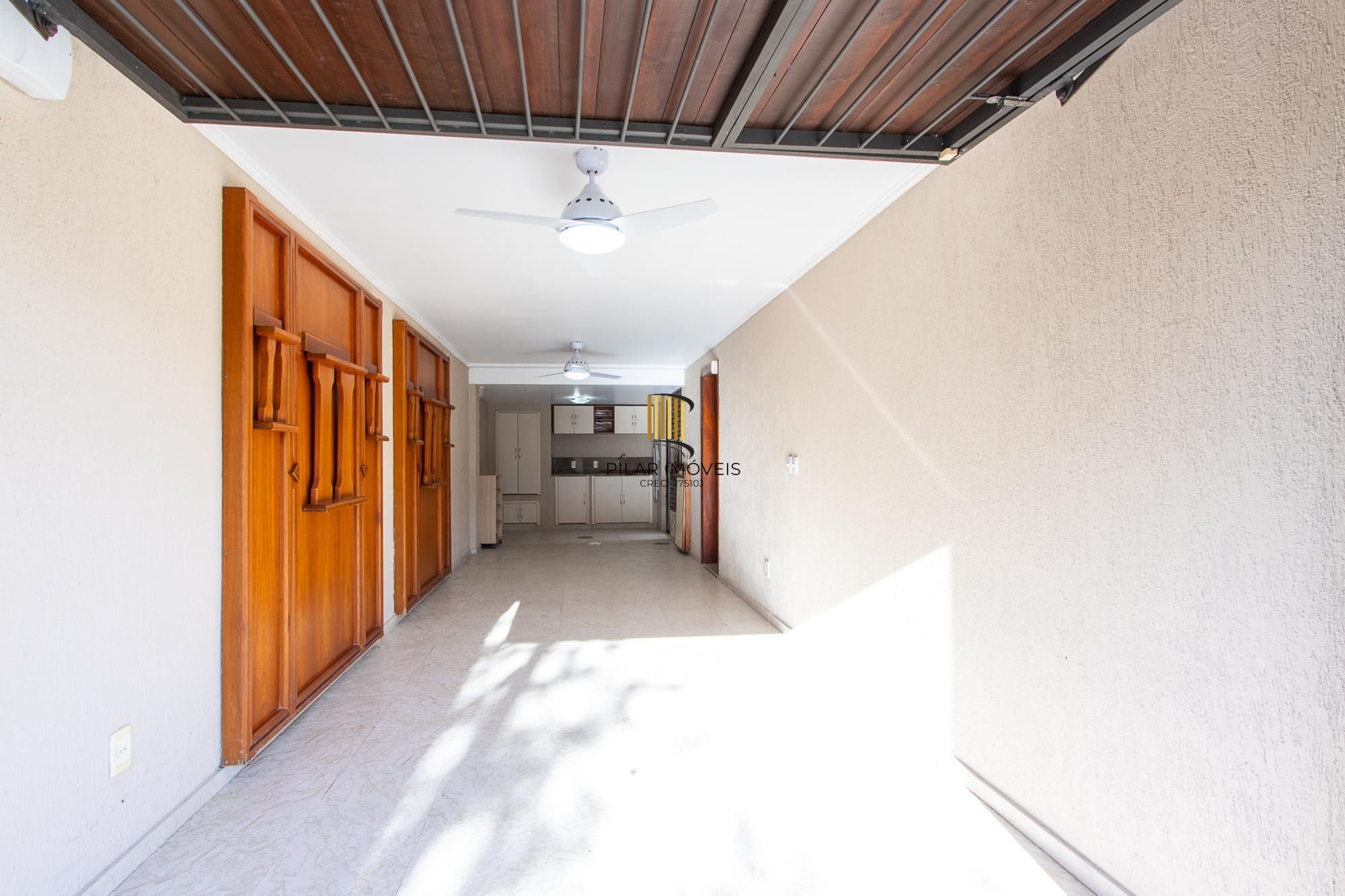 Excelente casa de 3 dormitórios, 1 suíte, pátio, piscina e vaga para 2 carros cobertas.