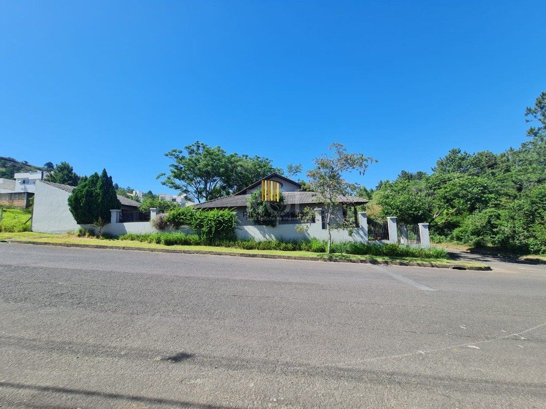 Casa em lindo terreno alto ao nível da rua medindo 10 × 32 onde consta uma residência térrea com 136m2 de área privativa,