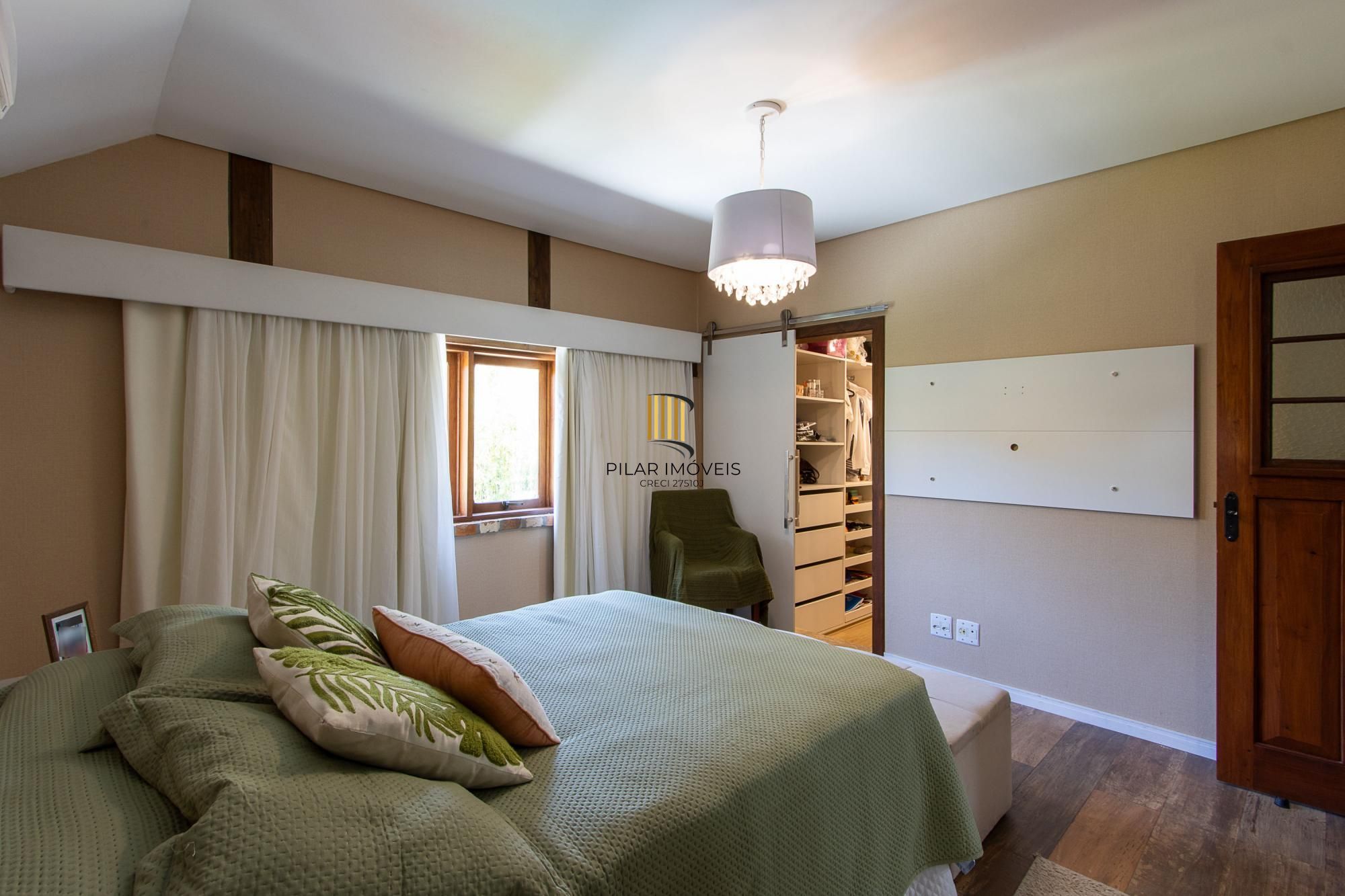 Casa 4 suites no Terra Ville, com home office, estar íntimo, 4 vagas e piscina.