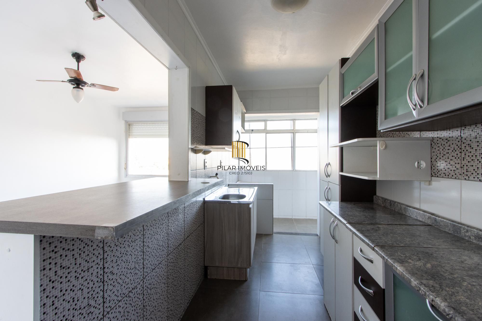 Apartamento semimobiliado à venda no bairro Cristal, 2 dormitórios, 2 banheiros, 1 vaga coberta e vista livre para o Guaíba
