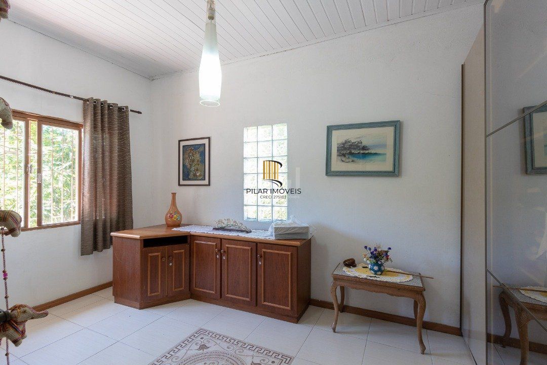 Casa para Venda - 370m², 4 dormitórios, sendo 1 suites, 6 vagas - Lomba do Pinheiro