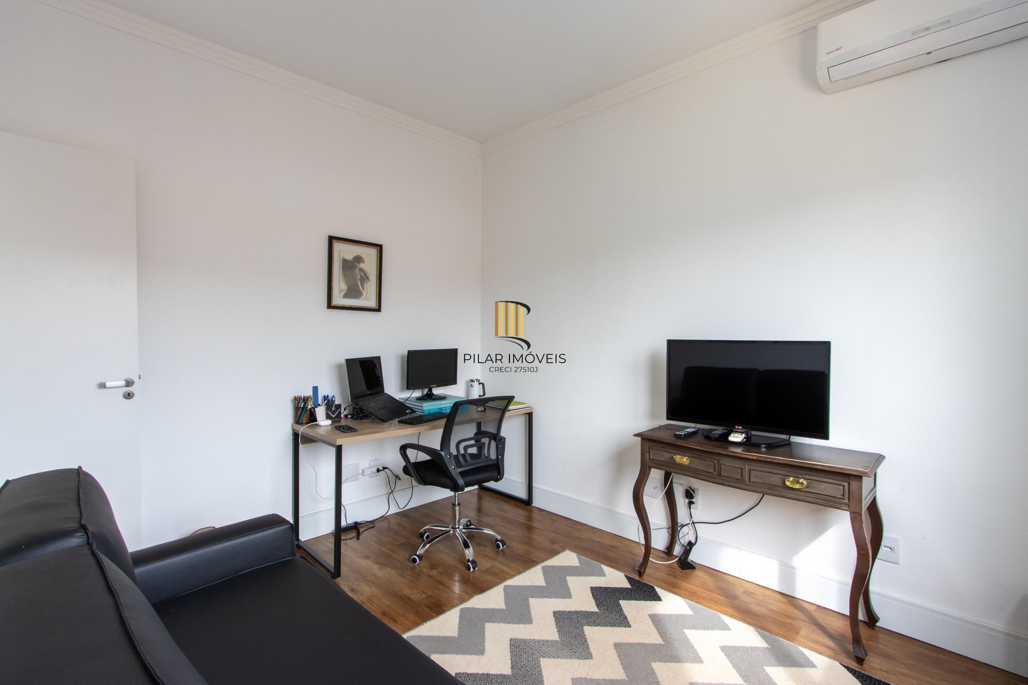 Excelente casa de alvenaria, 4 dormitórios, 2 suítes e 2 vagas de garagem.