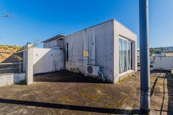 Possui 3 dormitórios sendo 1 ampla suíte com closet e sacada, living em conceito aberto,  cozinha integrada