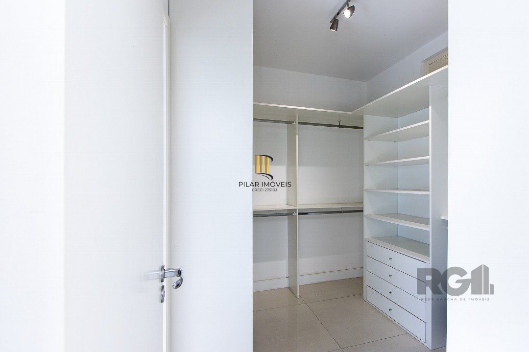 Casa 4 dormitórios no bairro Nonoai