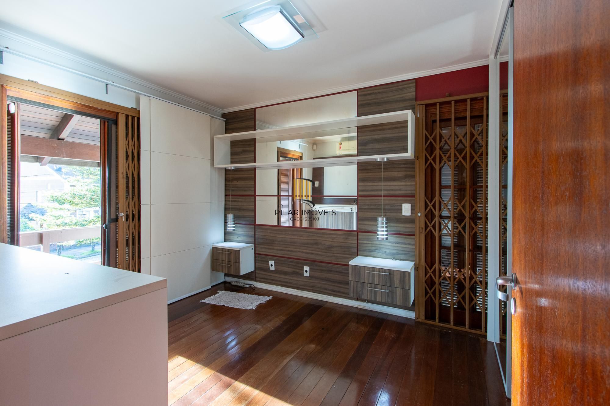 Excelente casa de 3 dormitórios, 1 suíte, pátio, piscina e vaga para 2 carros cobertas.