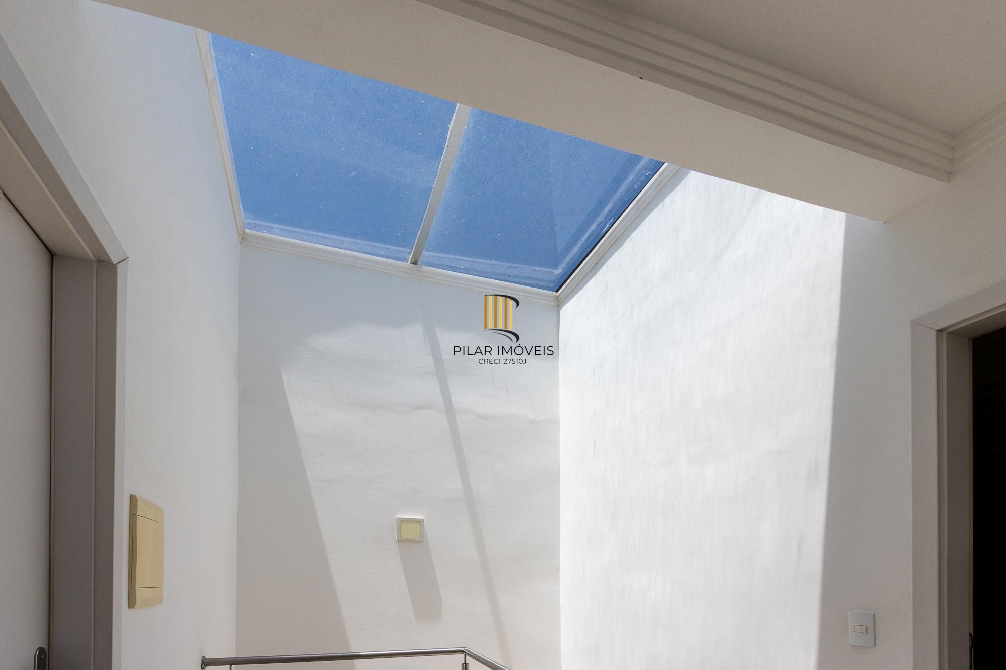 Linda  Casa em condomínio , localizada no bairro TRISTEZA, Zona Sul de PORTO ALEGRE..