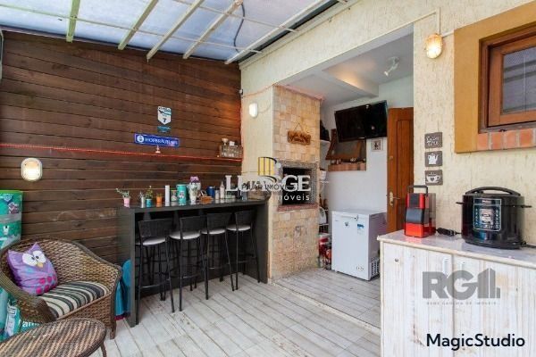A casa possui 78m² de área construída, com um adicional de 20m²