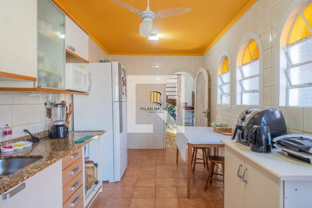 Casa á venda com 3 dormitórios no bairro Ipanema em Porto Alegre