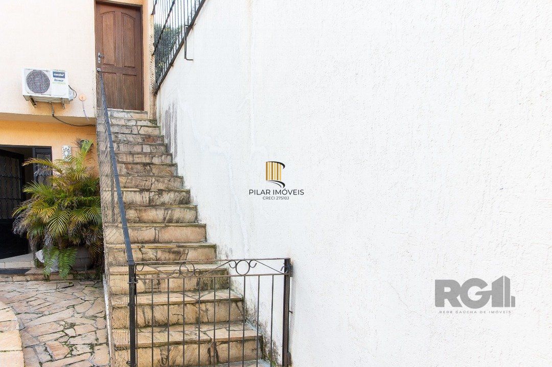 Casa 4 dormitórios no bairro Azenha