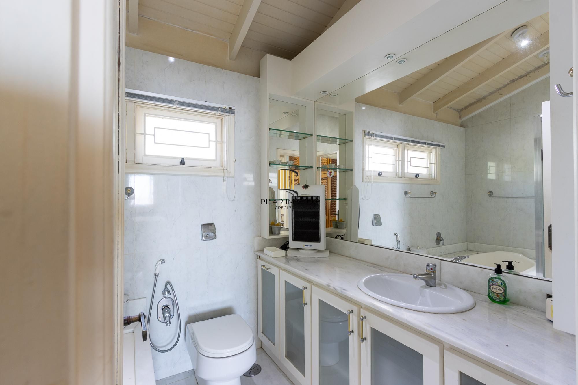 Residência em endereço nobre na Vila Assunção, com vista privilegiada para o Guaíba e clubes náuticos!