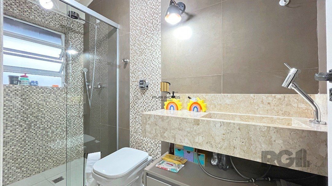 Casa  com Sobrado reformado, de dois pisos, com 3 dormitorios sendo duas  suítes