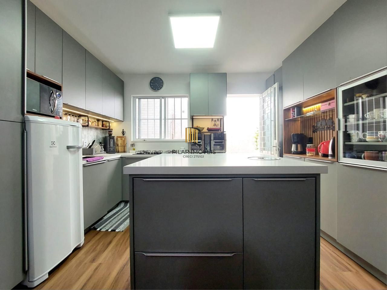 Linda casa totalmente reformada, 3 quartos (1 suite), 2 vagas cobertas - Bairro Nonoai