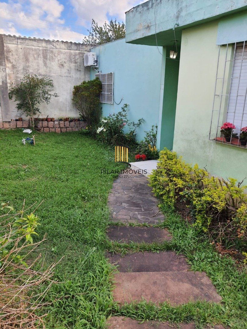 Casa térrea, 3 quartos, amplo pátio - Bairro Santa Tereza
