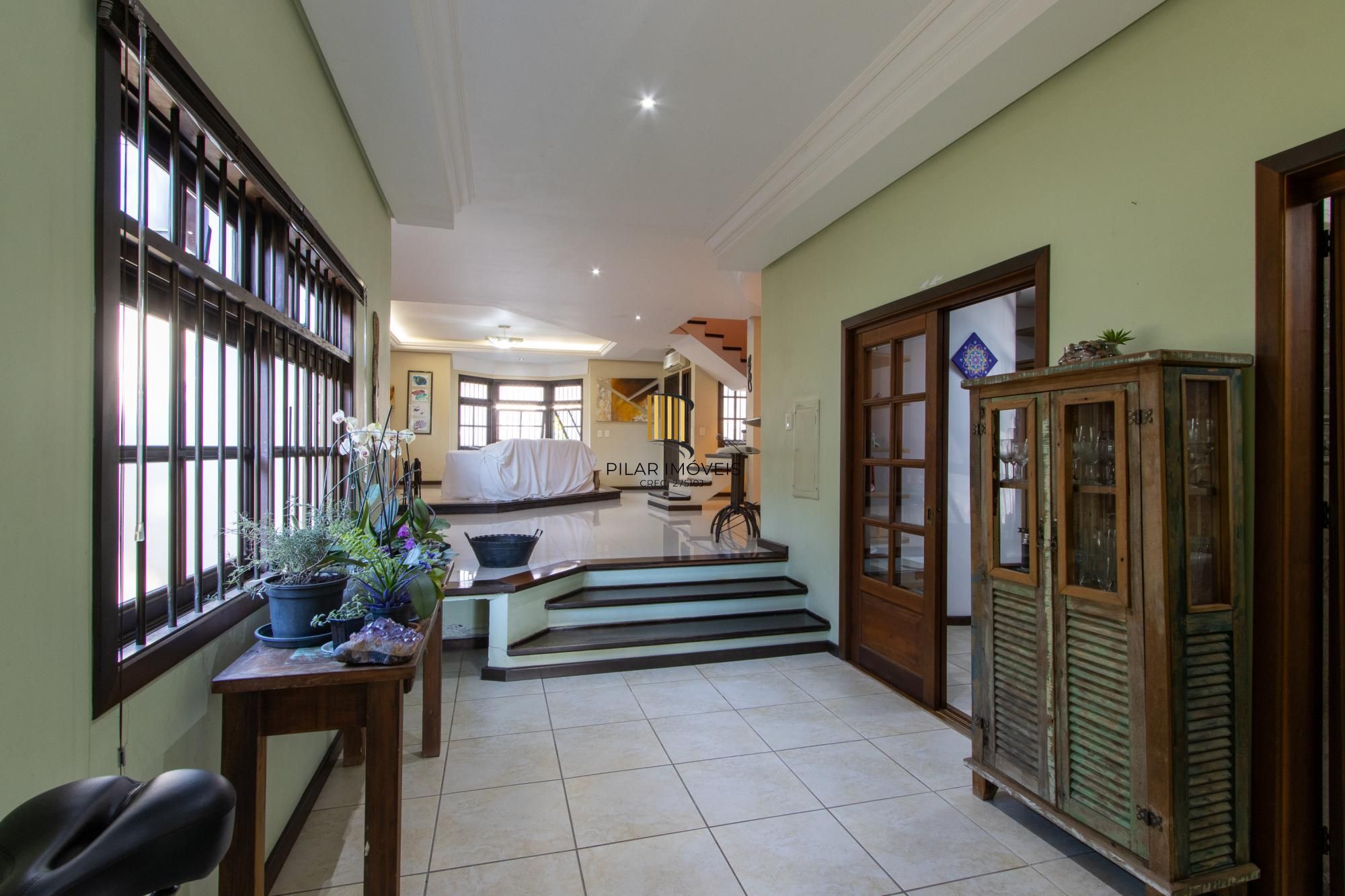 Casa com 3 quartos e 357m² à venda em Tristeza, Porto Alegre.